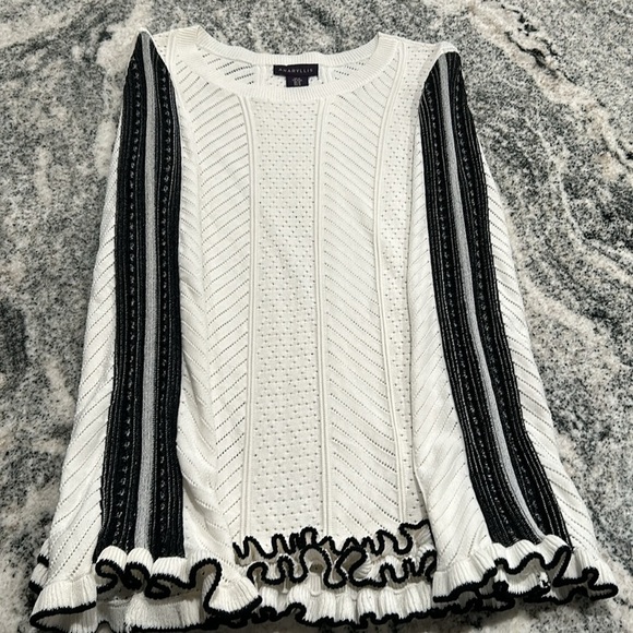 Amaryllis, size M, with bell sleeves - Picture 9 of 13